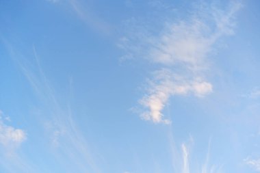 Bulutlu mavi gökyüzü.