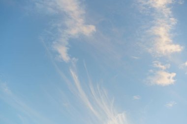 Mavi gökyüzünde beyaz bulutlar, arka plan için mükemmel..