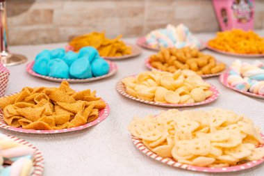 Çocuk için Farklı Atıştırmalık Tabaklar Masa Yayılsın.