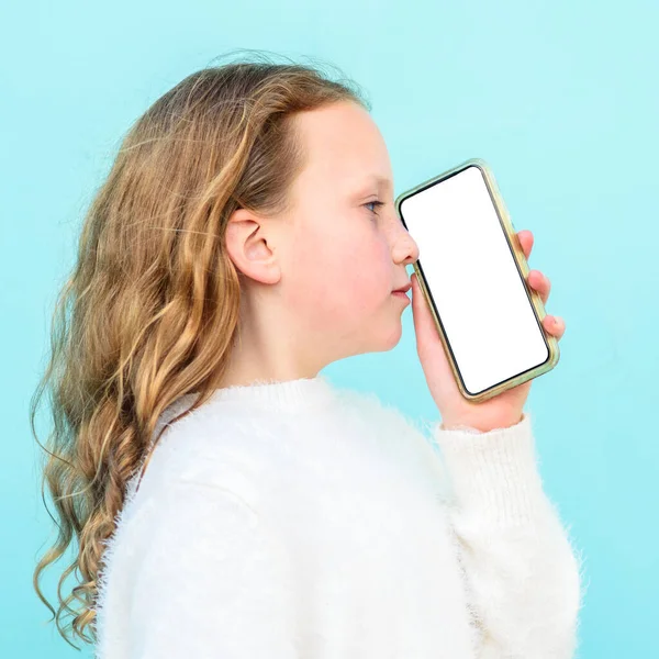 Egy tinédzser lány kezében egy telefon. Digitális szagtechnika illatátvitel az online chat szobákban. — Stock Fotó