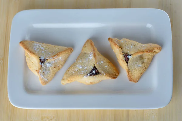 Purim celebración de vacaciones. Galletas Hamantaschen en plato blanco. Vista aérea. — Foto de Stock