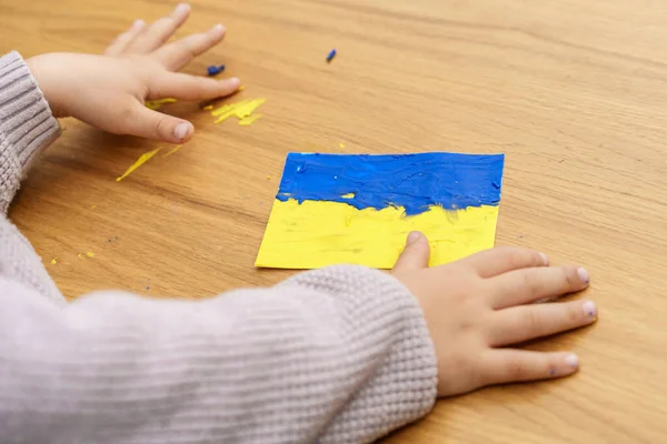 De jongen maakt Oekraïne vlag van plasticine. Het concept van patriottisme, respect, steun, hulp en solidariteit met de burgers van Oekraïne. — Stockfoto