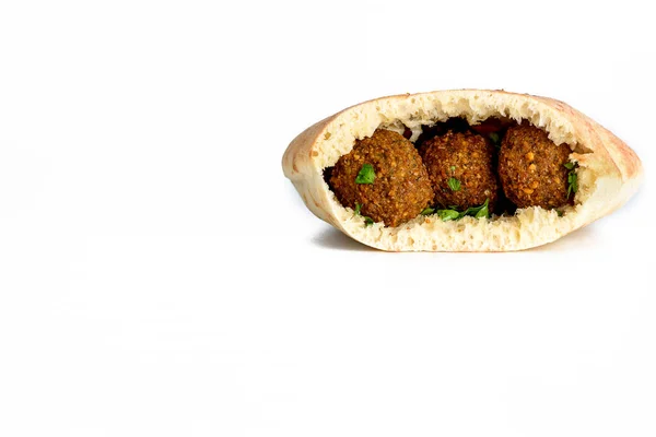 Falafel-Bällchen vor einem pita-isolierten weißen Hintergrund. Falafel ist ein traditionelles Lebensmittel aus dem Nahen Osten. — Stockfoto