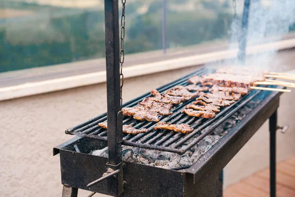 Grills voedsel voor een diner buiten Datenight. — Stockfoto