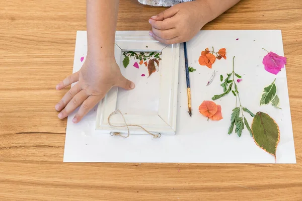 Дитячі Руки Гербарій Квітів Аркуші Паперу — стокове фото