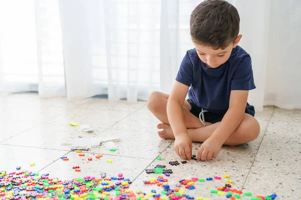 Маленький Хлопчик Сидить Підлозі Вдома Грає Різнокольоровими Пластиковими Цеглами — стокове фото
