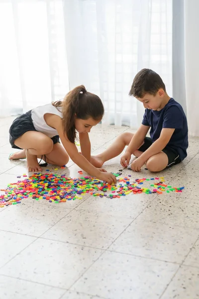 Діти Розважаються Будують Конструкторів Цегли Раннє Навчання Розробка Іграшок — стокове фото