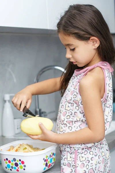 Красивая Маленькая Девочка Помогает Вашей Матери Чистка Картошки Других Овощей — стоковое фото
