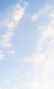 Mavi gökyüzünde beyaz bulutlar, arka plan için mükemmel. Yazın mavi gökyüzü beyaz bulutlu.