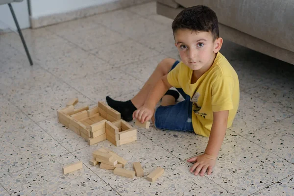 Хлопчик Будує Дерев Яних Природних Блоків Дитина Грає Освітньою Іграшкою — стокове фото