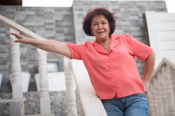 Gelukkig Glimlachen Senior Volwassen Vrouw Staan Een Trap — Stockfoto