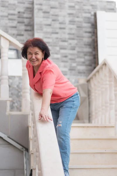 Gelukkig Optimistisch Senior Vrouw Leunend Trapleuning Buiten — Stockfoto