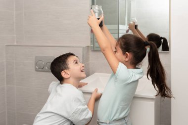 Komik çocuklar kristal yetiştirir ve kristalizasyon çözeltisini cam kavanozda izlerler. .