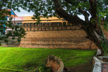 Tha Phae Gate Chiang Mai eski şehir ve sokak antik duvarı hendekte (Chang Phuak kapısı) Chiang Mai Kuzey Tayland 'da önemli bir turistik merkezdir..