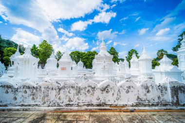 Wat Suan Dok, Chiang Mai Kuzey Tayland 'da günbatımında bir Budist tapınağıdır (Wat).