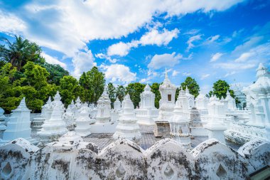 Wat Suan Dok, Chiang Mai Kuzey Tayland 'da günbatımında bir Budist tapınağıdır (Wat).