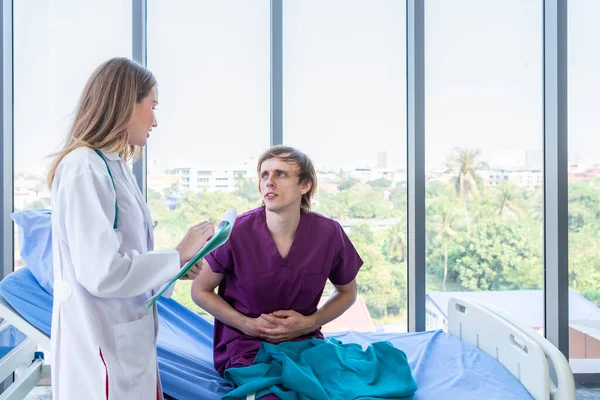 Médico Feminino Com Mãos Verificar Paciente Homem Ter Obtido Uma — Fotografia de Stock