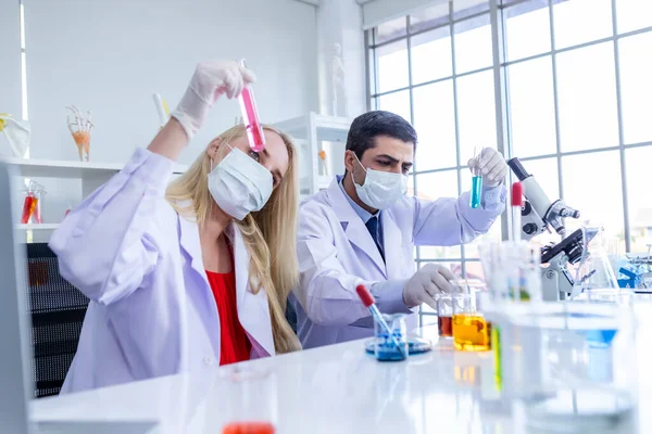 Dos Científicos Usan Mascarilla Protectora Higiene Están Trabajando Sosteniendo Mirando — Foto de Stock