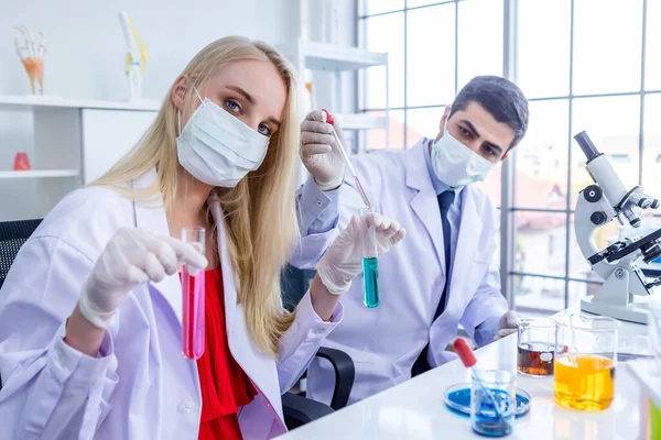 Dos Científicos Usan Mascarilla Protectora Higiene Están Trabajando Sosteniendo Mirando — Foto de Stock