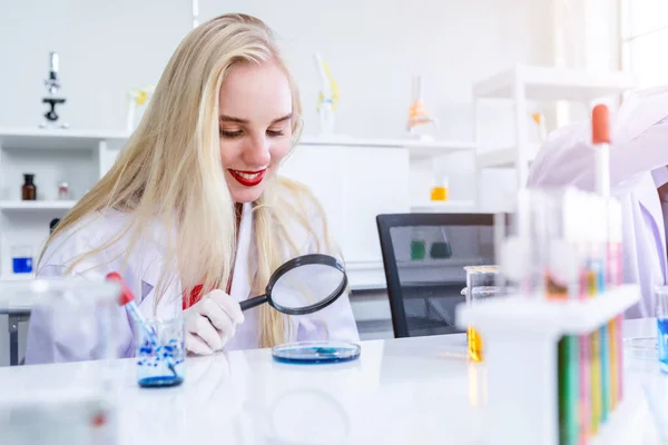 Retrato Una Investigadora Que Realiza Una Investigación Laboratorio Química Científica — Foto de Stock