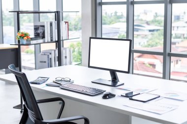 Çalışma alanı maketi masaüstü bilgisayarı boş beyaz ekran klavye defteri ve diğer aksesuarlar Modern karanlık ahşap ofis köşesi ve ofis içi pencereli siyah ofis sandalyeleri