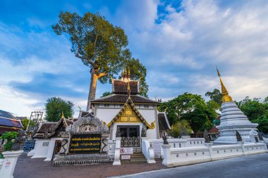 Wat Chedi Luang tarihi merkezde bir Budist tapınağıdır ve Budist tapınağı Tayland 'ın Chiang Mai şehrinde büyük bir turistik merkezdir..