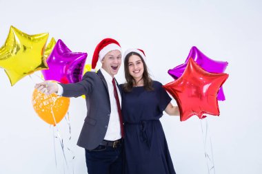 Mutlu yıllar 2022 konsepti. 2020 yılının iş elbisesi ve renkli balonla beyaz arka planda yeni partiyi kutlayan bir iş adamı.