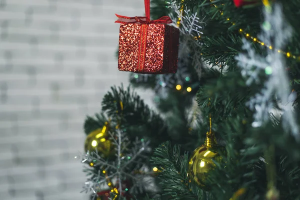 Veselé Mas Zblízka Barevné Koule Dárkové Krabice Vánoční Pozdrav Obrázek — Stock fotografie