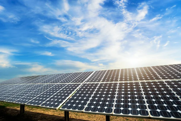 Pannello Fotovoltaico Energia Solare Drammatico Tramonto Cielo Blu Sfondo Verde — Foto Stock