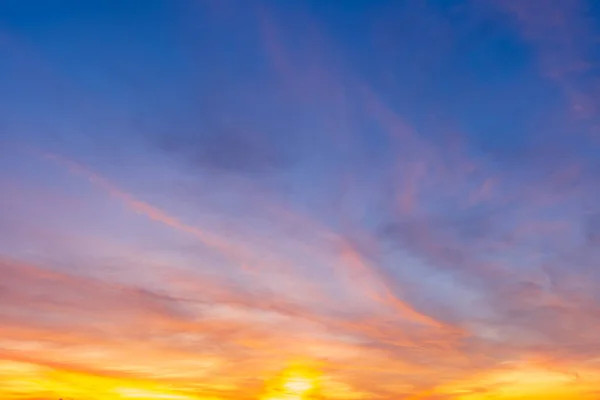 Crepúsculo Azul Brilhante Laranja Amarelo Dramático Céu Pôr Sol Campo — Fotografia de Stock