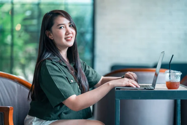 Feliz Gente Asiática Freelance Negocio Femenino Casual Trabajo Con Ordenador — Foto de Stock