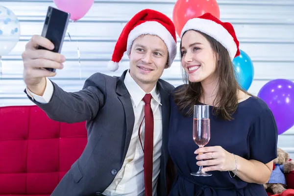 2022 컨셉트 크리스마스에 샴페인 커플셀 Selfie 사업을 파티의 크리스마스 — 스톡 사진