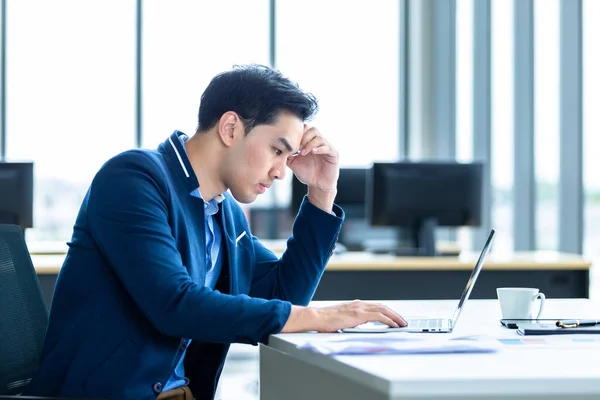 Empresario Estresado Trabajó Con Ordenador Portátil Tener Dolor Cabeza Después — Foto de Stock