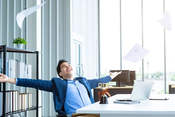 Feliz Éxito Joven Empresario Asiático Para Vomitó Plan Negocios Papel — Foto de Stock