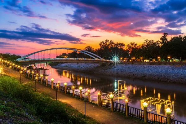 Pont Lumineux Sur Rivière Nan Wat Phra Rattana Mahathat Aussi — Photo