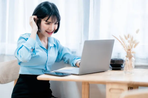 Lächeln Mit Zahnspange Asiatischer Freiberufler Geschäftsfrau Die Lässig Mit Laptop — Stockfoto