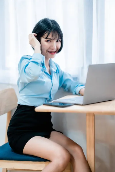 Smiling Dental Braces Asian Freelance People Business Female Written Notes — Stock Photo, Image