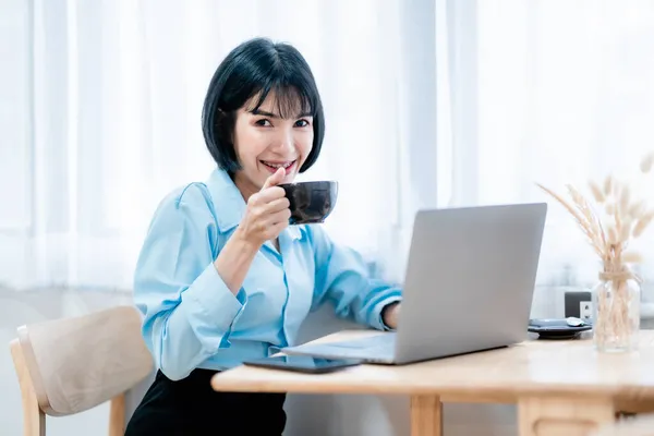 Lächelnd Mit Zahnspange Asiatische Freiberuflerin Geschäftsfrau Hält Kaffeetasse Lässig Mit — Stockfoto