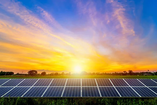 Módulos Fotovoltaicos Usina Energia Solar Fundo Céu Pôr Sol Dramático — Fotografia de Stock