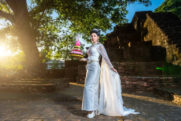 Porträt Schöne Asiatische Frau Weißen Trachtenkostüm Mit Krathong Vor Dem — Stockfoto