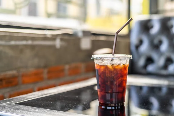 Nahaufnahme Von Americano Eiskaffee Oder Schwarzem Kaffee Becher Auf Glas — Stockfoto