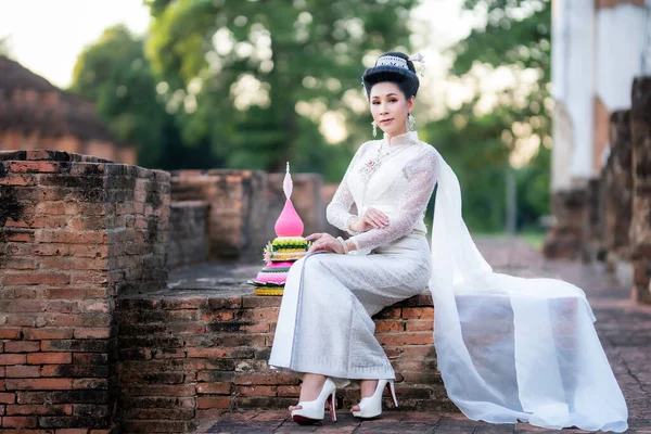 Porträt Schöne Asiatische Frau Weißen Trachtenkostüm Mit Krathong Vor Dem — Stockfoto