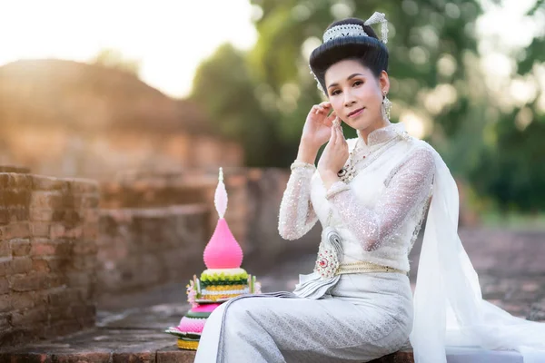 Porträt Schöne Asiatische Frau Weißen Trachtenkostüm Mit Krathong Vor Dem — Stockfoto