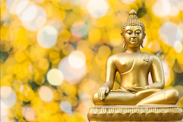 美丽的古代金佛像 背景为浅金黄色 是泰国假日的概念 — 图库照片