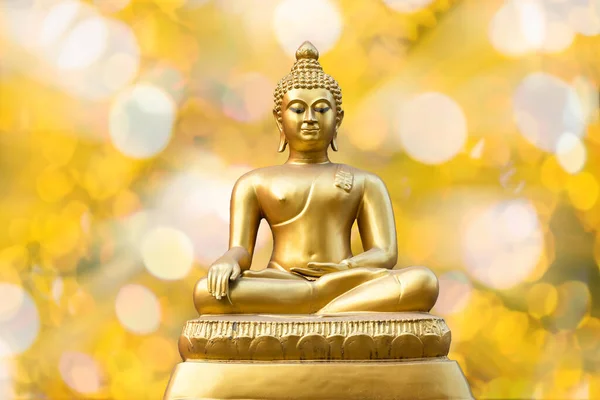 美丽的古代金佛像 背景为浅金黄色 是泰国假日的概念 — 图库照片