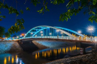 Nan Nehri üzerindeki Light Chan Sarayı Köprüsü (Wat Phra Si Rattana Mahathat - Chan Sarayı) New Landmark Büyük bir turisttir Phitsanulok, Tayland, Twilight Sunset.