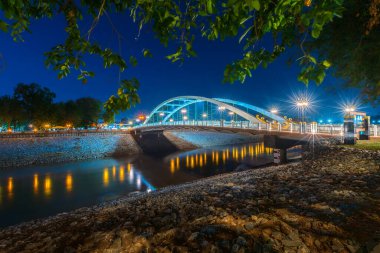 Nan Nehri üzerindeki Light Chan Sarayı Köprüsü (Wat Phra Si Rattana Mahathat - Chan Sarayı) New Landmark Büyük bir turisttir Phitsanulok, Tayland, Twilight Sunset.
