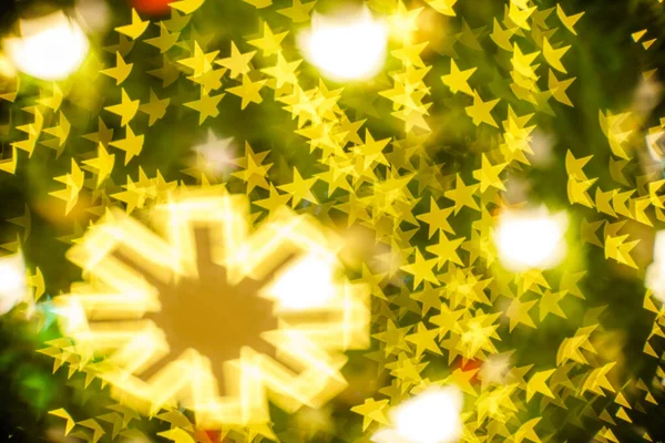 メリークリスマス 黄色カラフルな光抽象光トンネルの星のボケクリスマスツリーの背景装飾クリスマスと新年の祭りの照明中 — ストック写真