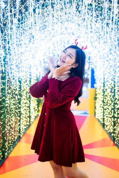 Retrato Bonito Jovem Asiático Mulher Vestido Vermelho Traje Natal Saudação — Fotografia de Stock