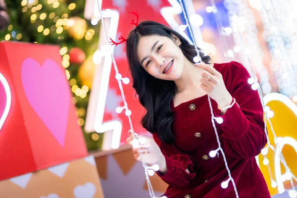 Portret Frumos Tânăr Asiatic Femeie Rochie Roșie Costum Crăciun Salut — Fotografie, imagine de stoc